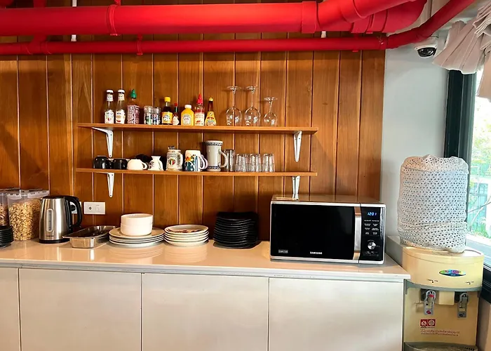 Hobnob Hostel (Adults Only)